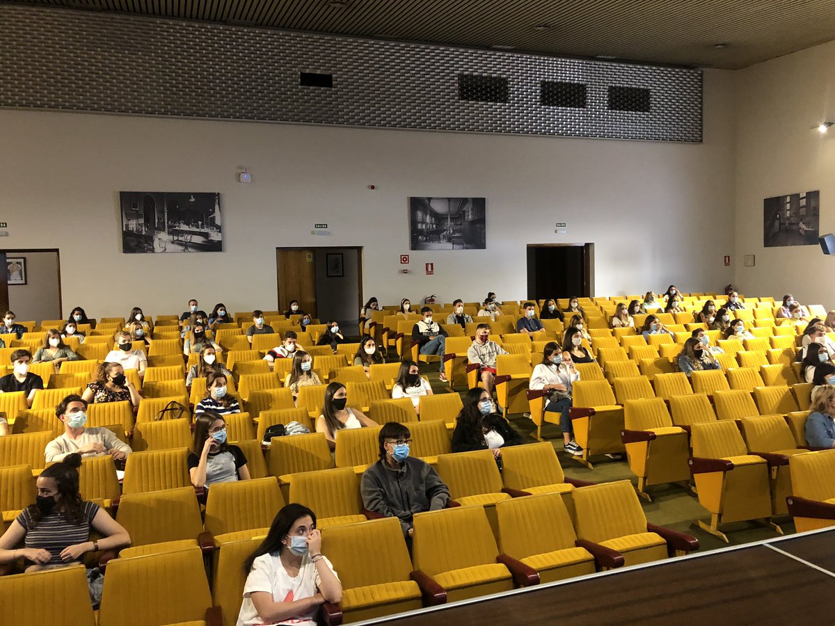 Asistiendo como vicerectora de estudiantes  con todo el@equipo de dirección de la facultad de Ciencias de la Salud de unizar al acto de acogida de los nuevos estudiantes del grado de enfermería . Y explicando cómo va a ser este curso 20-21