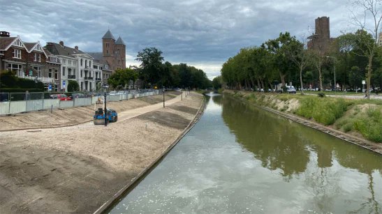 Rückbau von Autobahnen: Wo früher eine Autobahn den Klimawandel anheizte, sorgt nun (wieder) Wasser für Abkühlung. Städte fit für #Klimakrise machen. #Utrecht via <a href="/Cycling_Embassy/">Dutch Cycling Embassy</a> Am Samstag erfolgt die Eröffnung.  bicycledutch.wordpress.com/2020/09/09/cyc…