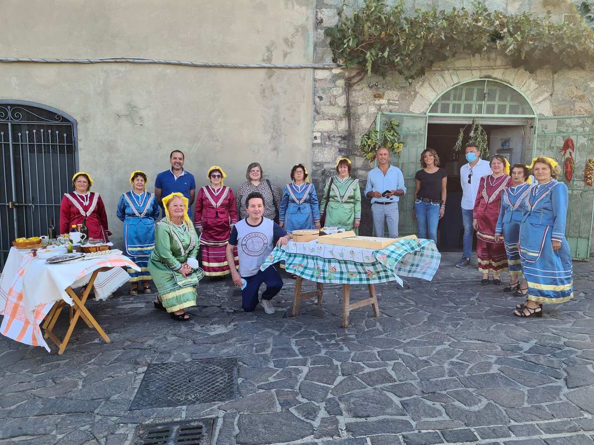 prolocobarile's tweet image. Il #ParcoDelleCantine di #Barile palcoscenico delle riprese di Linea Verde - RaiUno tour promosso dalla Regione Basilicata e @Basilicata_Tur con Gruppo Folk barilese &quot;Kroj&quot; @CantinandoBaril #ProLocoBarile per promuovere l&apos; #Aglianicodelvulture la #storia le #tradizioni #arbereshe