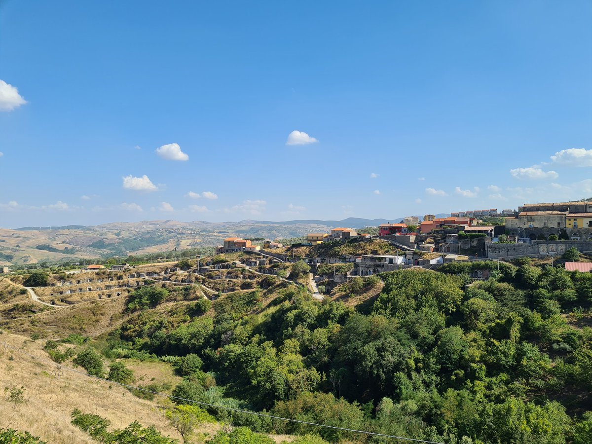 prolocobarile's tweet image. Il #ParcoDelleCantine di #Barile palcoscenico delle riprese di Linea Verde - RaiUno tour promosso dalla Regione Basilicata e @Basilicata_Tur con Gruppo Folk barilese &quot;Kroj&quot; @CantinandoBaril #ProLocoBarile per promuovere l&apos; #Aglianicodelvulture la #storia le #tradizioni #arbereshe