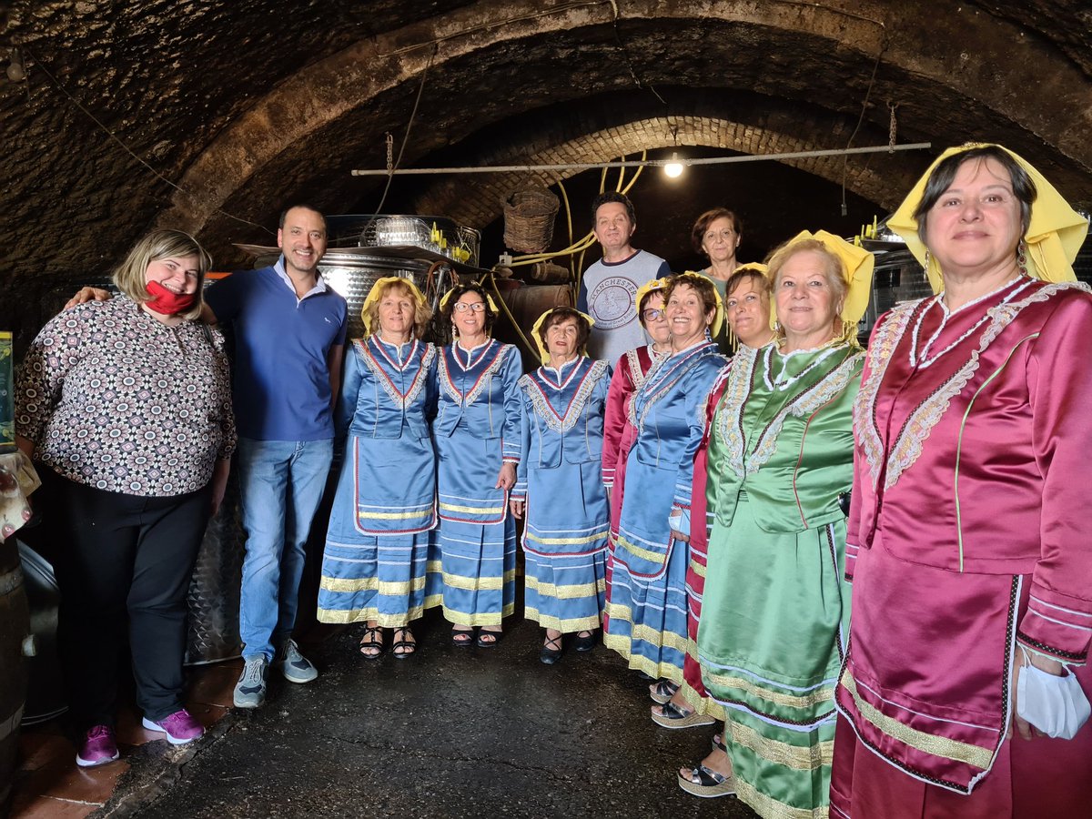 prolocobarile's tweet image. Il #ParcoDelleCantine di #Barile palcoscenico delle riprese di Linea Verde - RaiUno tour promosso dalla Regione Basilicata e @Basilicata_Tur con Gruppo Folk barilese &quot;Kroj&quot; @CantinandoBaril #ProLocoBarile per promuovere l&apos; #Aglianicodelvulture la #storia le #tradizioni #arbereshe