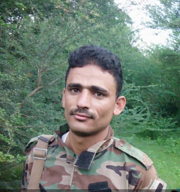 الشهيد زكريا صادق سيف الصراري 
غادر قاعة الاختبار في كلية العلوم الادارية الساعة العاشرة صباح الخميس بعدما أنهى الاختبار النهائي للمستوى الثالث تجارة
 وعاد لبيته ولبس بزته العسكرية وقاد دراجته النارية، بعدما تم استدعاؤه، ليتجه الى أحد المواقع غربي مدينة تعز حيث استشهد هناك.
