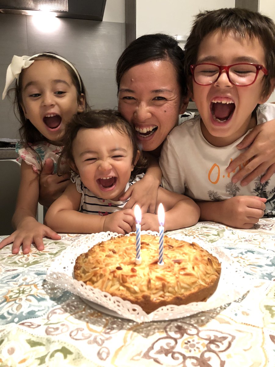 西田有里 昨夜38歳のお祝いをしてもらいました 夫には何にもいらないと言ってたのに ケーキに花束 子供たちからはお手紙 嬉しくて涙ちょちょぎれそうでした ありがとう イタリア生活 誕生日 家族と乾杯