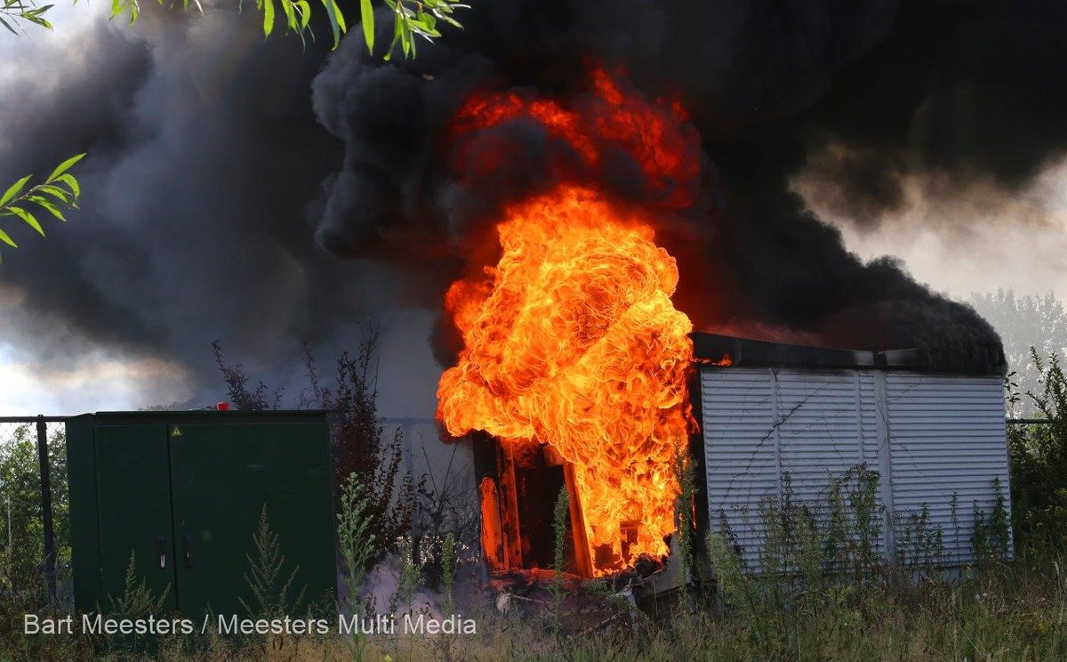 Elektriciteitshuisje in brand in Vlijmen, bijna 230 huizen zonder stroom -..