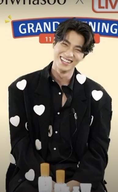 SunfIowerGulf's tweet photo. Gulf: "I'm not a romantic person"

Also Gulf when he was asked to say "I Love P'mew" 

Gulf:  "I say it too often already. If I say that a lot it will lose its meaning"

I AM NOT CRYING, YOU ARE!!!
#SulwhasooxGulf https://t.co/bLrg0IoZwU