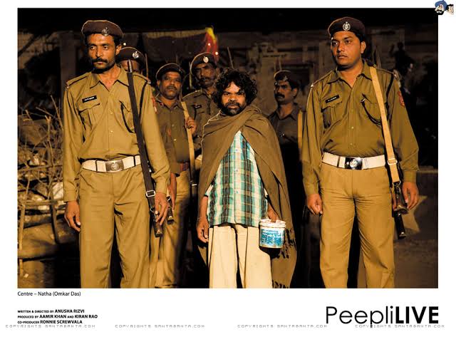 BharatTaza's tweet image. 13 आगस्त 2010 को गरीब #किसान की बदहाली पर #PeepliLive नामक एक कोमेडी फिल्म रिलीज हूई थी।