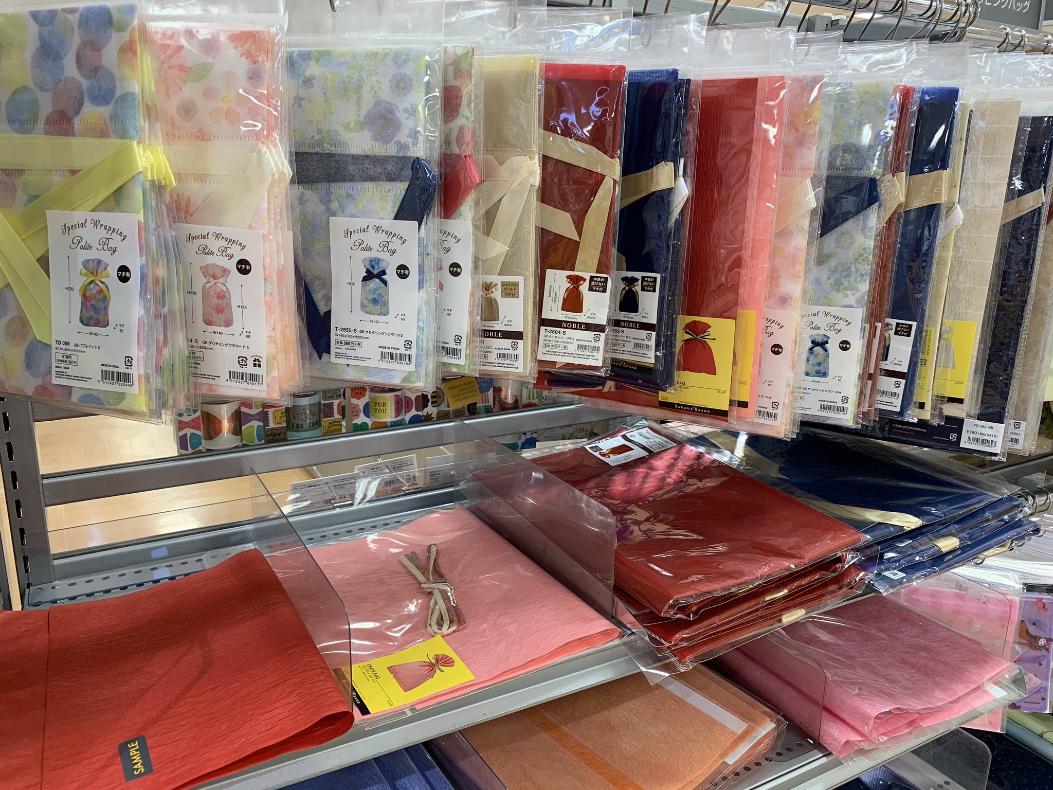 仙台ロフト 自分でラッピングするのって難しいと思っていませんか ロフトのラッピング売場にはそんなあなたにぴったりの 貼るだけのリボン や絞るだけのラッピング袋 など楽ちんなラッピング用品が揃ってます