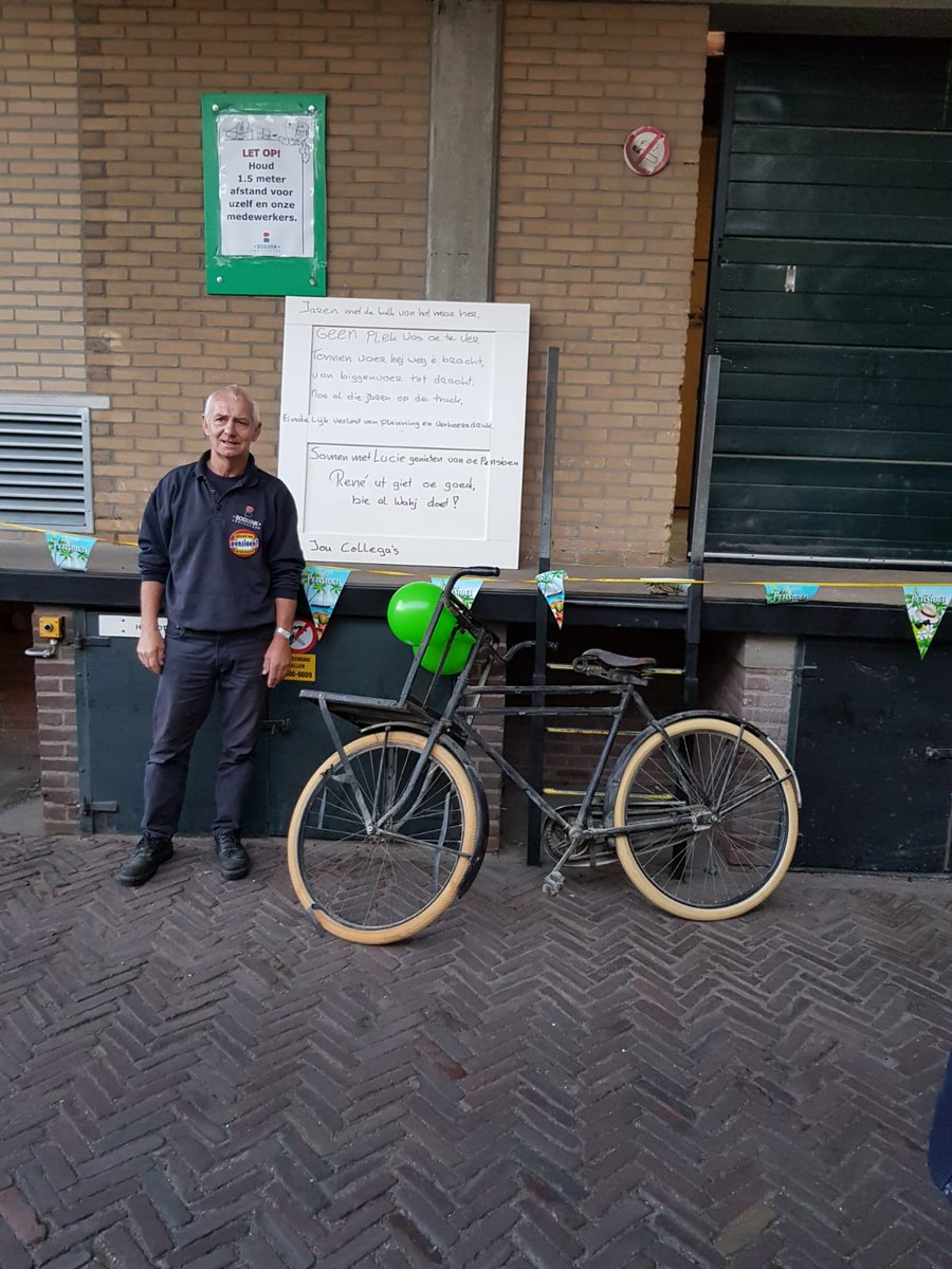 Booijinkveevoed's tweet image. Na een dienstverband van 47 jaar in de branche is René Kemna gisteren met welverdiend pensioen gegaan.
Gistermorgen is René opgehaald met een versierde wagen. René, heel erg bedankt voor al je inzet en weggebrachte tonnages. Geniet samen met Lucie van je pensioen!