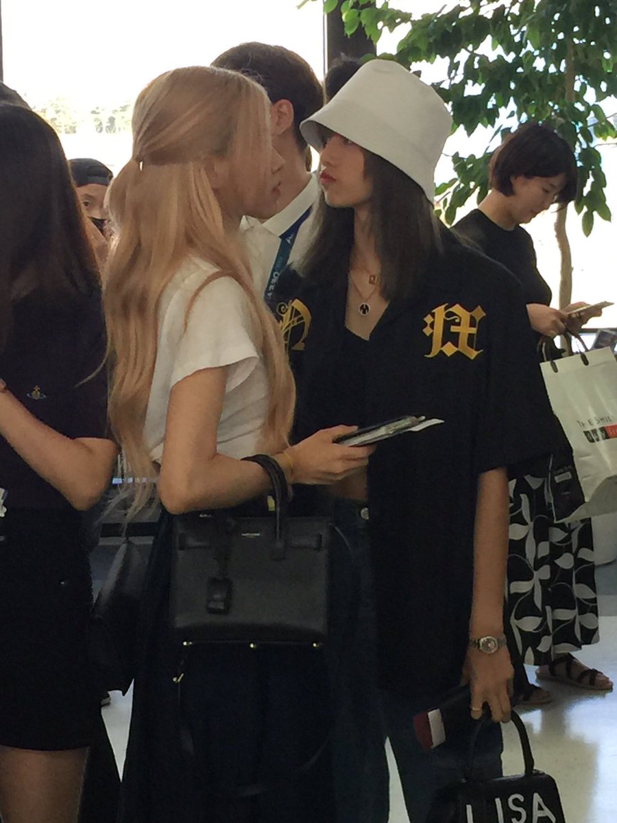 goneavenue's tweet photo. #CHAELISA #BESTIES #LOVEHERR https://t.co/I6KliUQAhs