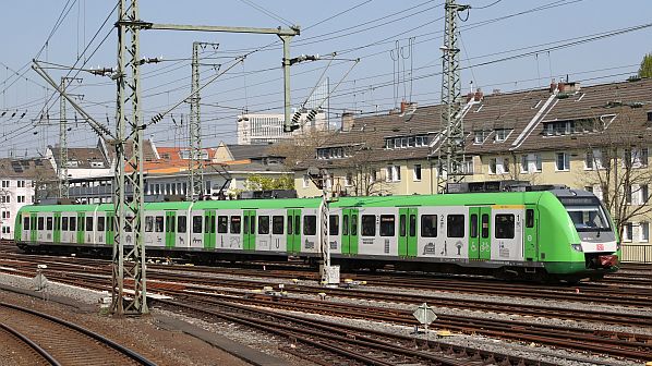 Trains and green transport and the colour suits this train      - SAVEATRAIN.COM #rhineruhr #germantrains #vrr #dbregio #deutschebahn #sbahn #keolis #eurobahn #wesphalia #lippe #localtransport