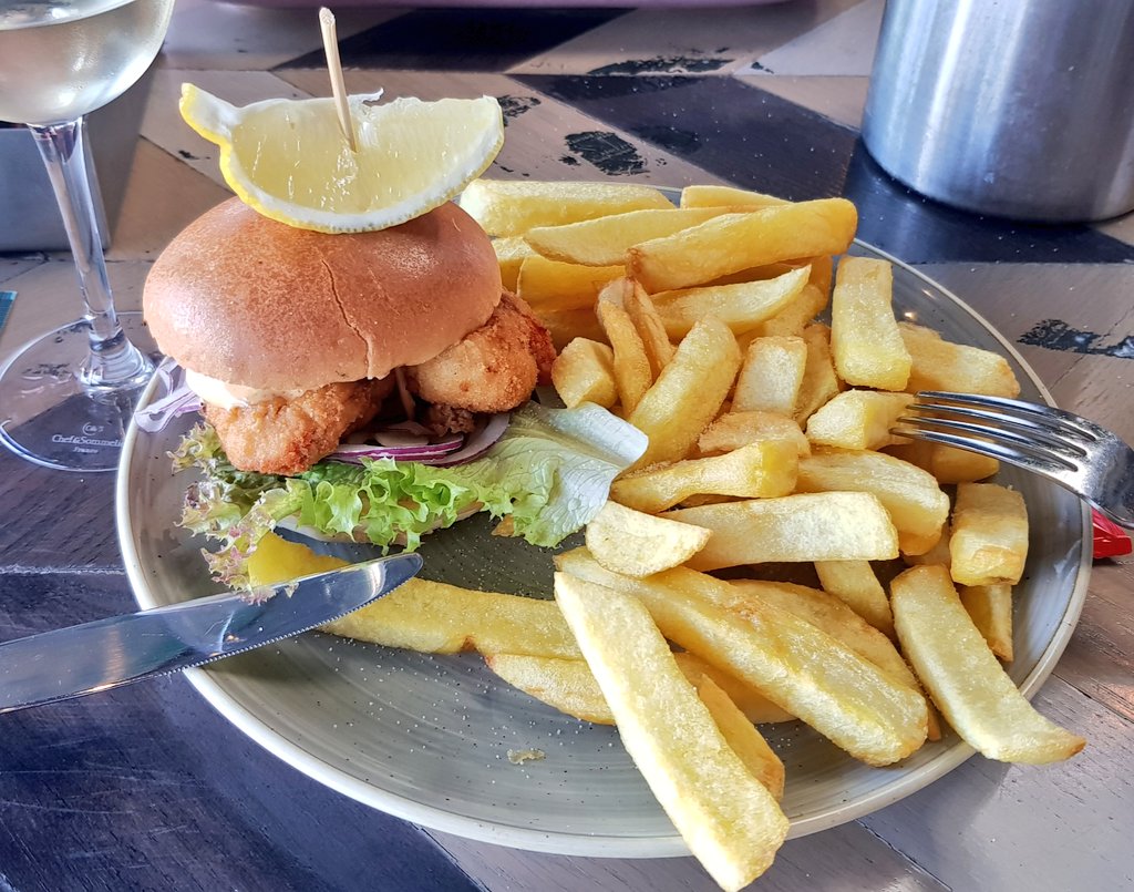 ZuFutureSurgeon's tweet photo. Me, every day since I got my first paycheck: I have to stop spending so much money on eating out.
Also me: So, let's go out?

Why am I like this 🤦🏻‍♀️😅
#FY1 #IMGdocs #medtwitter https://t.co/ppGei2fTQA