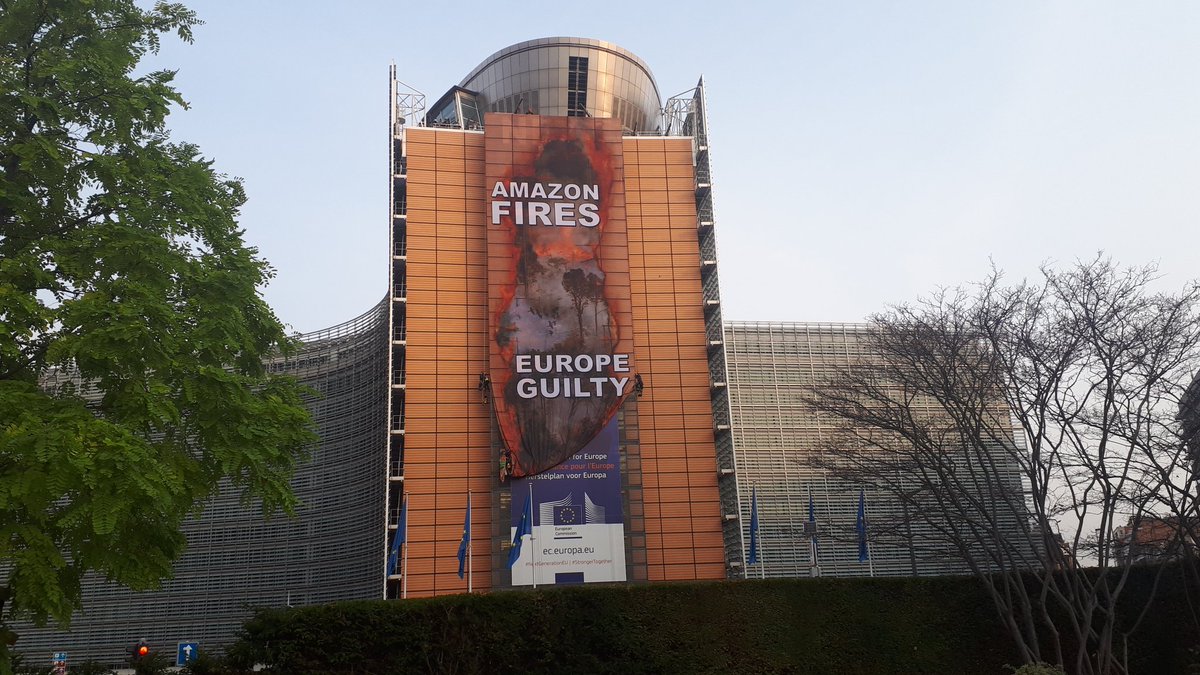 Climbers nearly finished with the banner at the EU Commission HQ

Consuming meat, soy for animal feed & more from deforestation makes Europe is complicit in the #AmazonFires

Sign to tell the EU: ban products from forest destruction - greenpeace.org/international/…

#together4forests