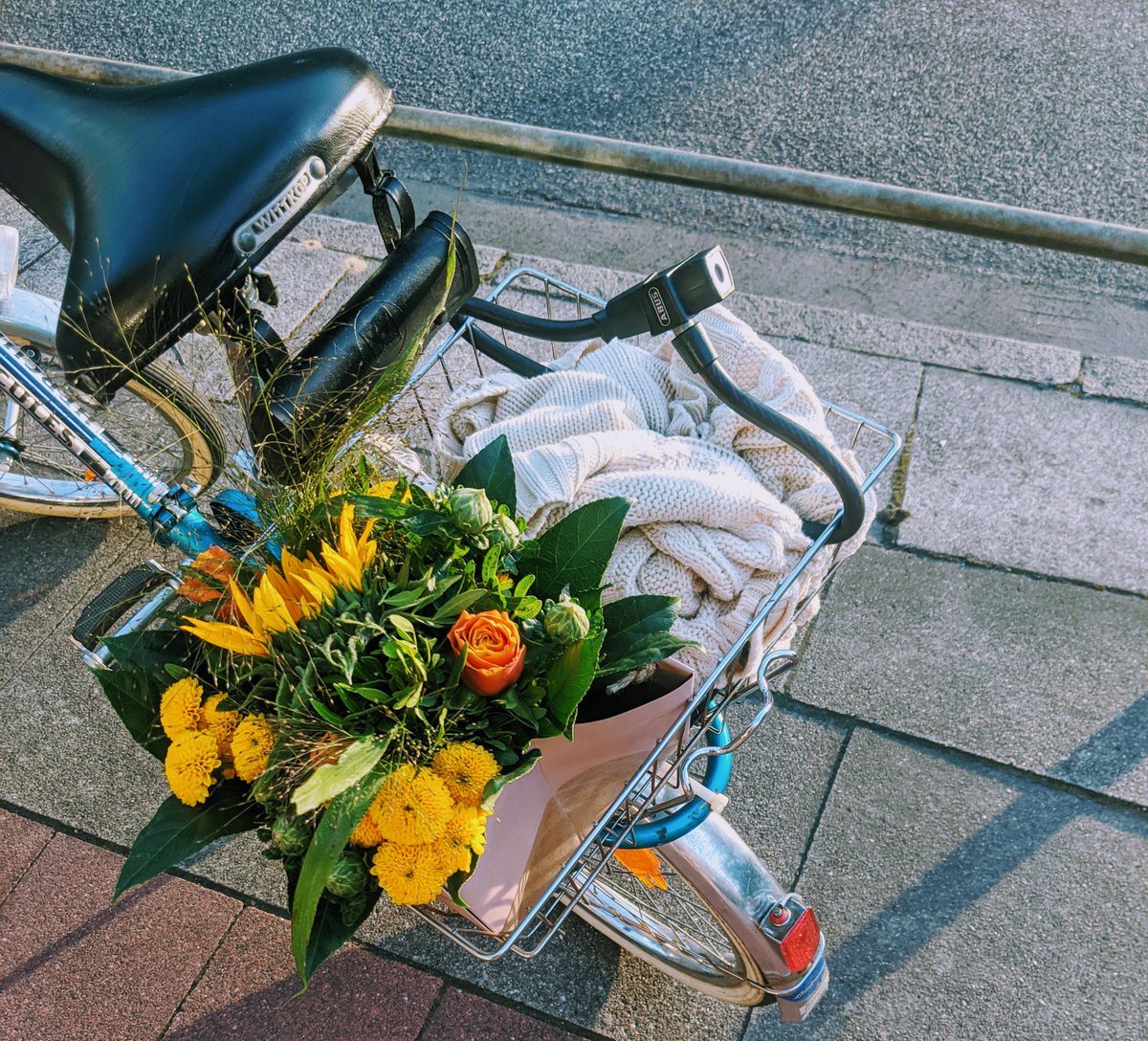 CyclopBikes's tweet photo. Reason #98763643764 why you need a carrier on your bike even if it is just a small #foldup bike: 🌻🌹🌷💐 to transport flowers ❤️ and a cardi for this autumn evenings  #dutchstylecycling #commuter #citycyling #urbancyclist #greencities #greenliving https://t.co/uw1glEwoHU