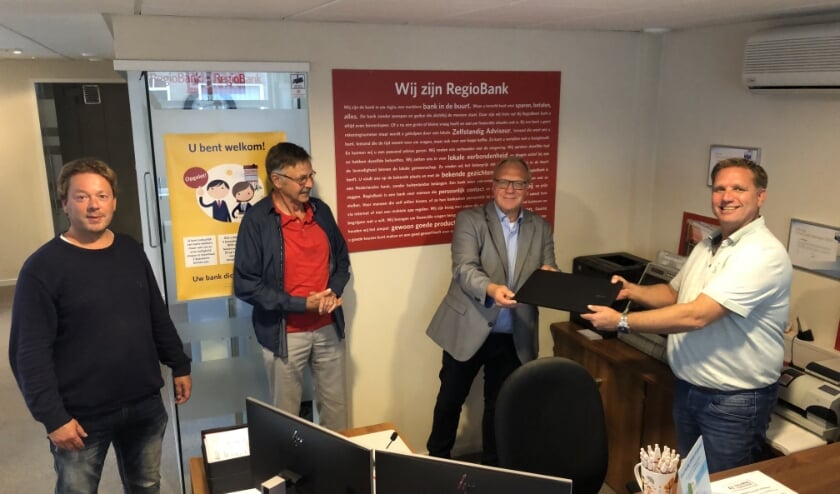 RegioBank schenkt laptop aan IDH Schuldhulp [SCHERPENZEEL] De RegioBank Scherpenzeel-Woudenberg heeft IDH Schuldhulp een gloednieuwe laptop geschonken. Daarmee steunt de bank de vrijwilligersorganisatie bij de inzet om mensen met financiële problemen t... twib.in/l/BKkMeBdrLAKo