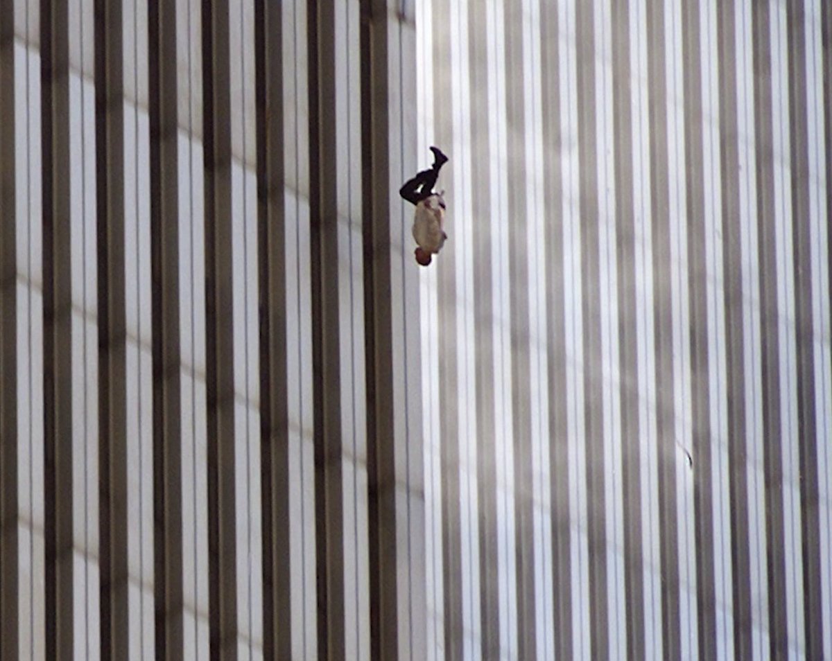 ViviFayeGD's tweet photo. "The Falling Man" es una de las fotos más expresivas del 11-S. Resume la angustia de las personas que, ahogadas por el humo y el fuego, aceptando que su destino es la muerte, se lanzan al vacío buscando terminar lo más rápido posible con su sufrimiento. #11Septiembre https://t.co/VmtbFdJahv