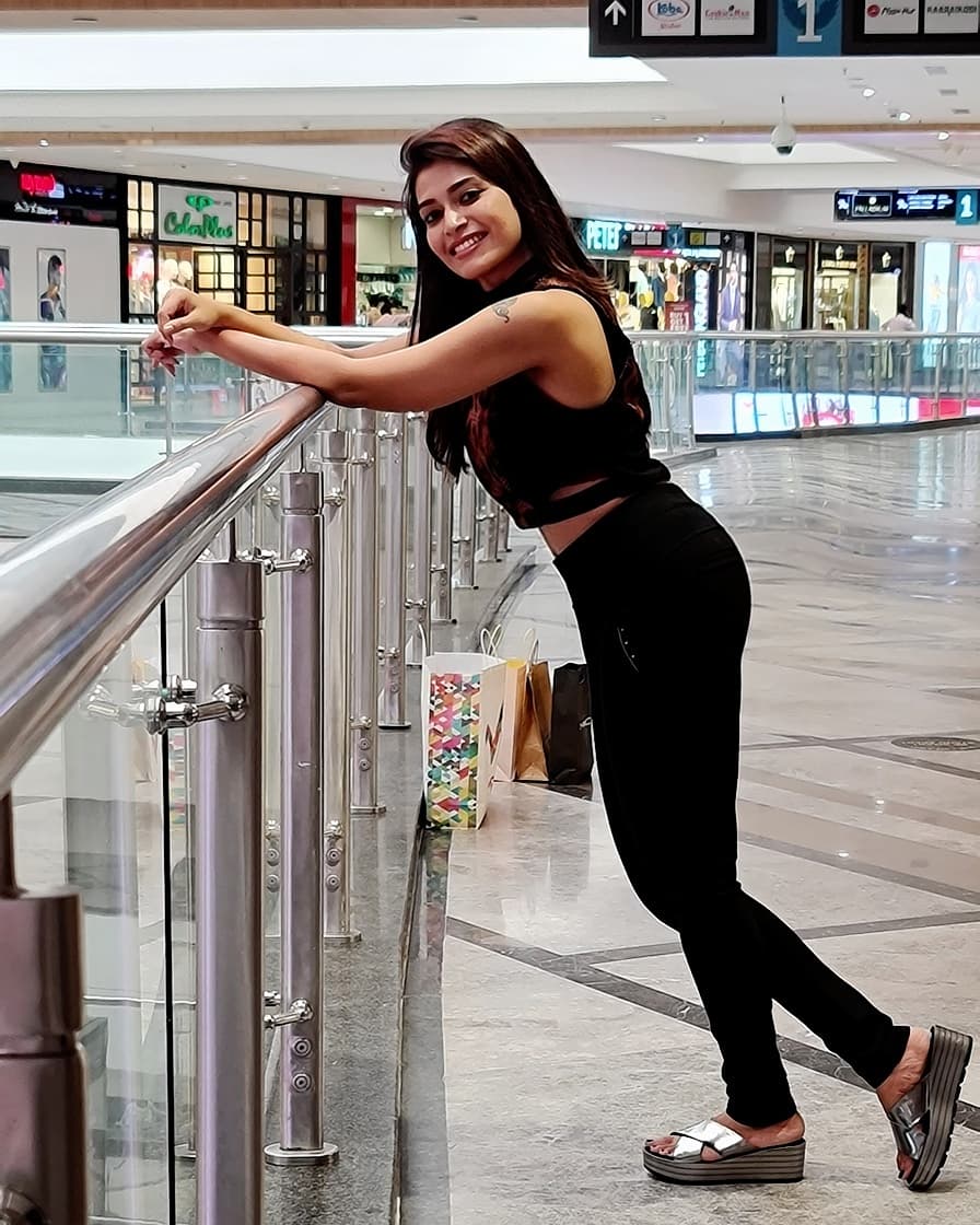 DarshaguptaS's tweet photo. If u want to stay strong
Decide to be happy 
Make others happy
Stay young
#DharshaFansTrends 
#dharshagupta 
#love https://t.co/SNJhaHDUzQ