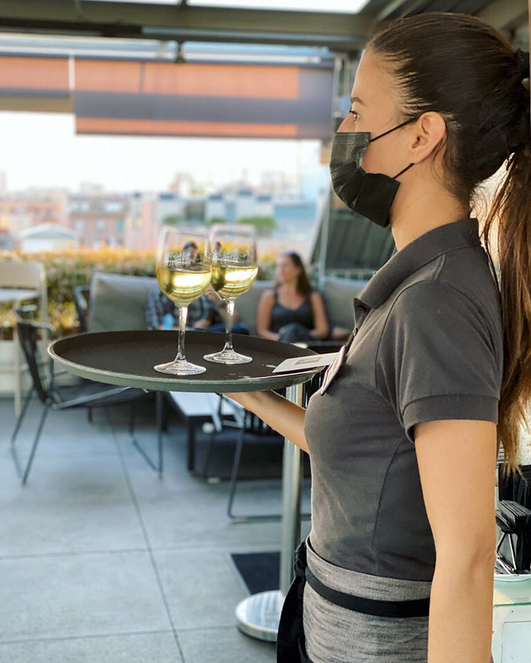 Disfruta de nuestra terraza durante el puente de la diada con las máximas medidas de seguridad. ¡Te esperamos de miércoles a domingo de 18 a 00h! #easylifebyroyalhotels #royalhotelsbcn #barcelona #igers #terrazasconencanto