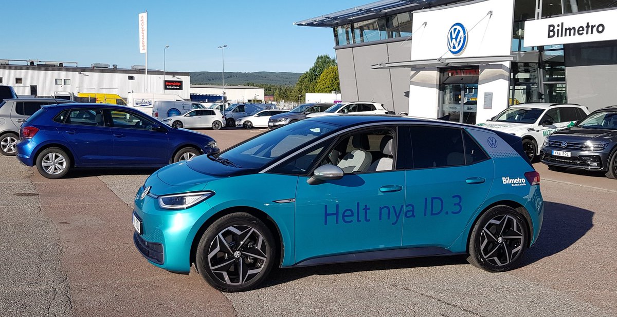 christianolhans's tweet photo. Först i Borlänge att få provköra nya elbilen ID.3. Jag är imponerad, det här verkar vara en riktigt bra bil med bra räckvidd och prestanda. Lägg också märke till min snygga biogas Polo i bakgrunden 🤗 
#bilmetro
#elbil
#biogas https://t.co/qldHeAuj5x