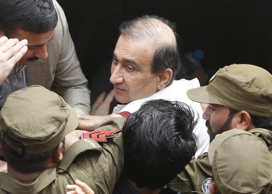 hrw's tweet photo. "In Pakistan, arbitrary arrest, detention, and baseless criminal prosecutions are used as instruments of press censorship... Prime Minister Khan’s statement that “I don’t mind criticism” is not worth the paper it won’t be printed on."
https://t.co/y5NhaGF2tU
#PressFreedom https://t.co/WYI12IP5uo