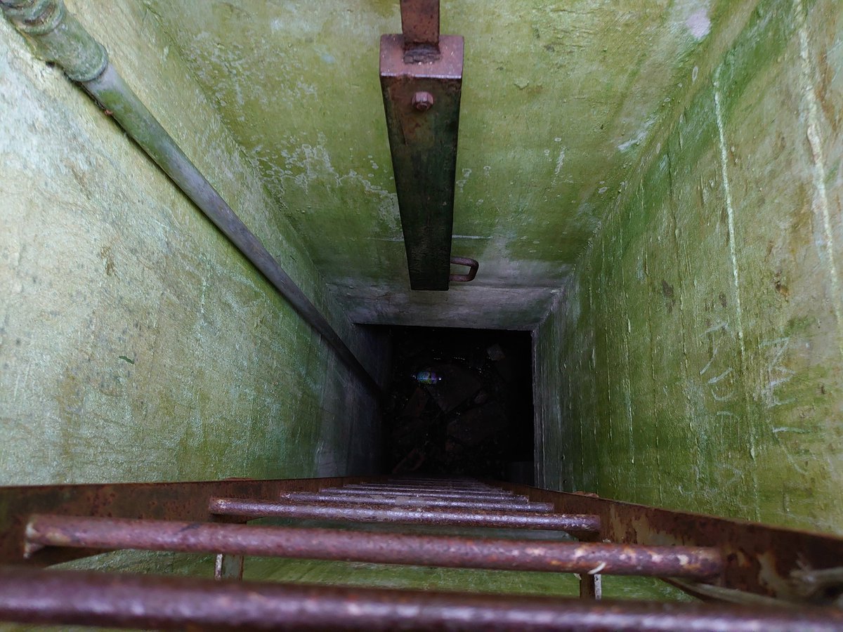 PaulMagan2's tweet image. Milton Park, Peterborough Trig Point (Bolt). 32.468m above Sea Level. Grid reference: TL 13656 99298. @OrdnanceSurvey @Dennis_Maps @FascinatingFens Also a bunker thing at a nearby #OSBenchmark coordinate.