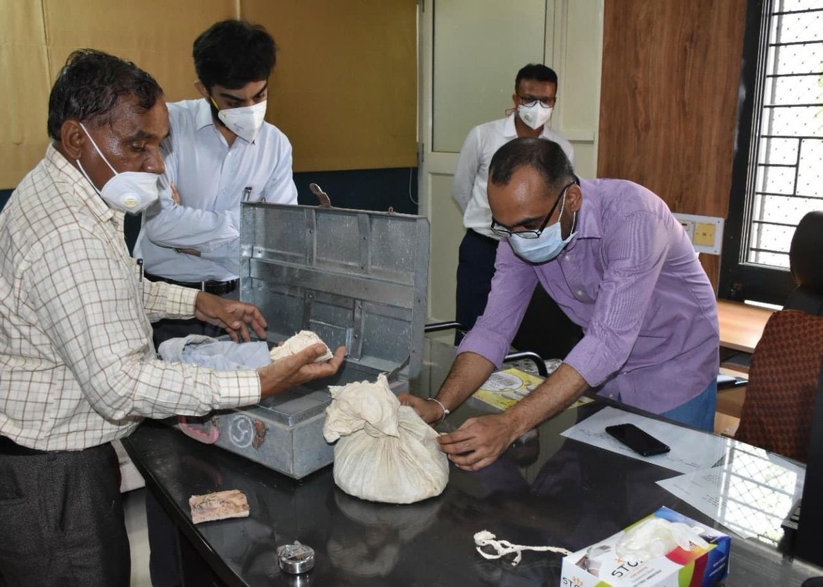 InfoGujarat's tweet photo. પાટણ એ પ્રાચીન સમયથી રાજકીય અને આર્થિક સમૃધ્ધિ ધરાવતું સ્થળ રહ્યું છે જ્યાં ખોદકામમાં જૂના ચલણમાં હોય એવા તાંબાના સિક્કાઓ મળી આવ્યા હતા. ઘણા લાંબા સમયથી જમીનમાં દટાયેલા અને ત્યારબાદ તિજોરી કચેરીમાં સચવાયેલ આ અલભ્ય વારસા સમાન ધાતુના ચલણી સિક્કાઓની વ્યવસ્થિત રીતે વાંચી શકાય... https://t.co/Dqxm4BO9iv