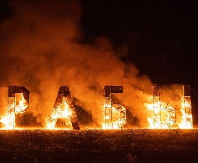 Популярное среди меня движение #ПротивВсех устроило "перфоманс". 
Они буквально СОЖГЛИ РАБОВ!! 🤦‍♂️
Мало было блекфейсов и унижения рабочий профессий.