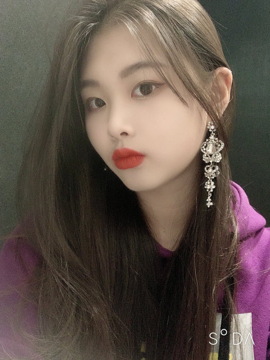 RBW_PURPLEKISS's tweet photo. [#수안]
수안이의 세 번째 타임슬립은🔮 작년 초가을부터🍂 늦가을까지🍁입니당 ㅎ헤ㅔ 이뿐 척하는 수안이... 너 낯설다..😅 다음에는 잠깐! 쉬어가는 타임으루 올라간 제 영상 중 비하인드 사진을 올릴게요! https://t.co/E5u9LS9cFv