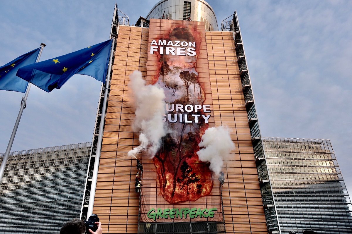 GreenpeaceEU's tweet photo. YES ✊

Climbers have just hung a banner from the 40-metre-tall European Commission HQ in Brussels! #AmazonFires – Europe guilty

Sign now >> https://t.co/pgbEQgUrhO and join them in demanding European leaders stop their complicity in forest destruction

#Together4Forests https://t.co/65nJXbPErp
