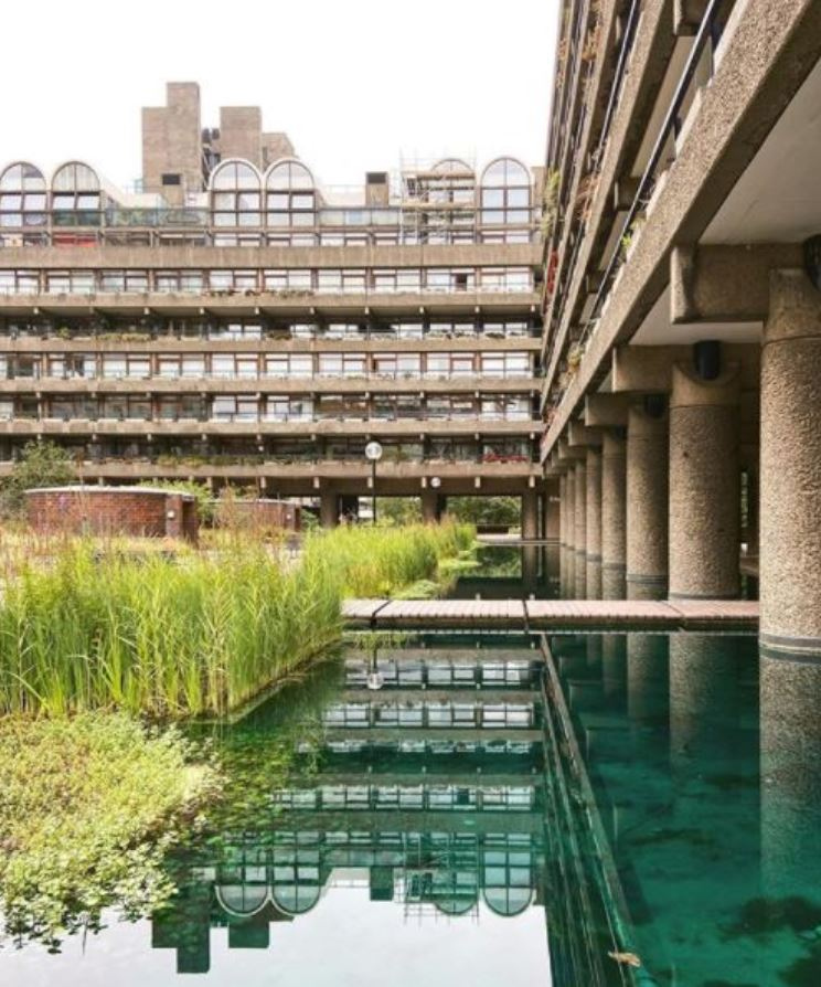 LondonSmooth's tweet photo. The Barbican Centre, Central London. When the first apartments here were sold back in 1969, you could get your hands on one for under £30,000. Now, the average sale price for an apartment in the #BarbicanCentre is well over £1,000,000.

Photo Credit @look_uplondon https://t.co/tP9KjtMM6Y