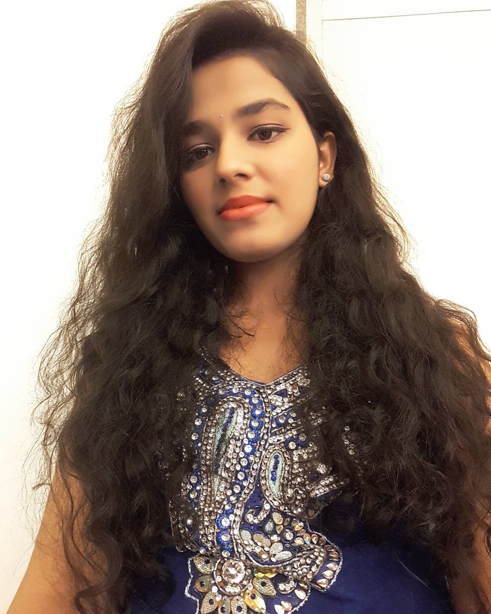 GulSaxena's tweet photo. Occasionally some good old pictures are also found while scrolling in th gallery 😍❤️ it shouldn't be too late to post 😉
#loveforoldpictures #hurryup #postitnow #thisisme #myoldpictures #innocentlook #isitcute #beautywithhair #singer #gulsaxena #musical #backstagephoto #timepass https://t.co/5ifwjWOO0q