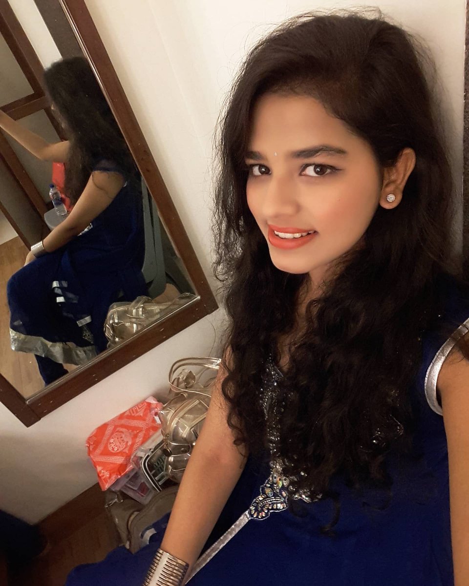 GulSaxena's tweet photo. Occasionally some good old pictures are also found while scrolling in th gallery 😍❤️ it shouldn't be too late to post 😉
#loveforoldpictures #hurryup #postitnow #thisisme #myoldpictures #innocentlook #isitcute #beautywithhair #singer #gulsaxena #musical #backstagephoto #timepass https://t.co/5ifwjWOO0q