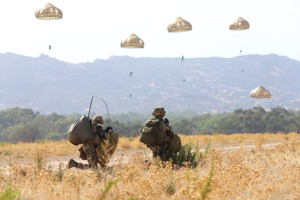 armeedeTerre's tweet photo. Votez pour la #PhotoDeLaSemaine 📸
1️⃣ #PrépaOps exercice aéroporté pour le @2REPOfficiel
2️⃣ #Sentinelle instruction au combat en zone urbaine pour le #35RI
3️⃣ #Aguerrissement parcours naturel pour la @7e_brig_blindee
4️⃣ #Barkhane départ en mission pour le #16BCP
#NosJeunesOps👊 https://t.co/0hjeAFVvuR
