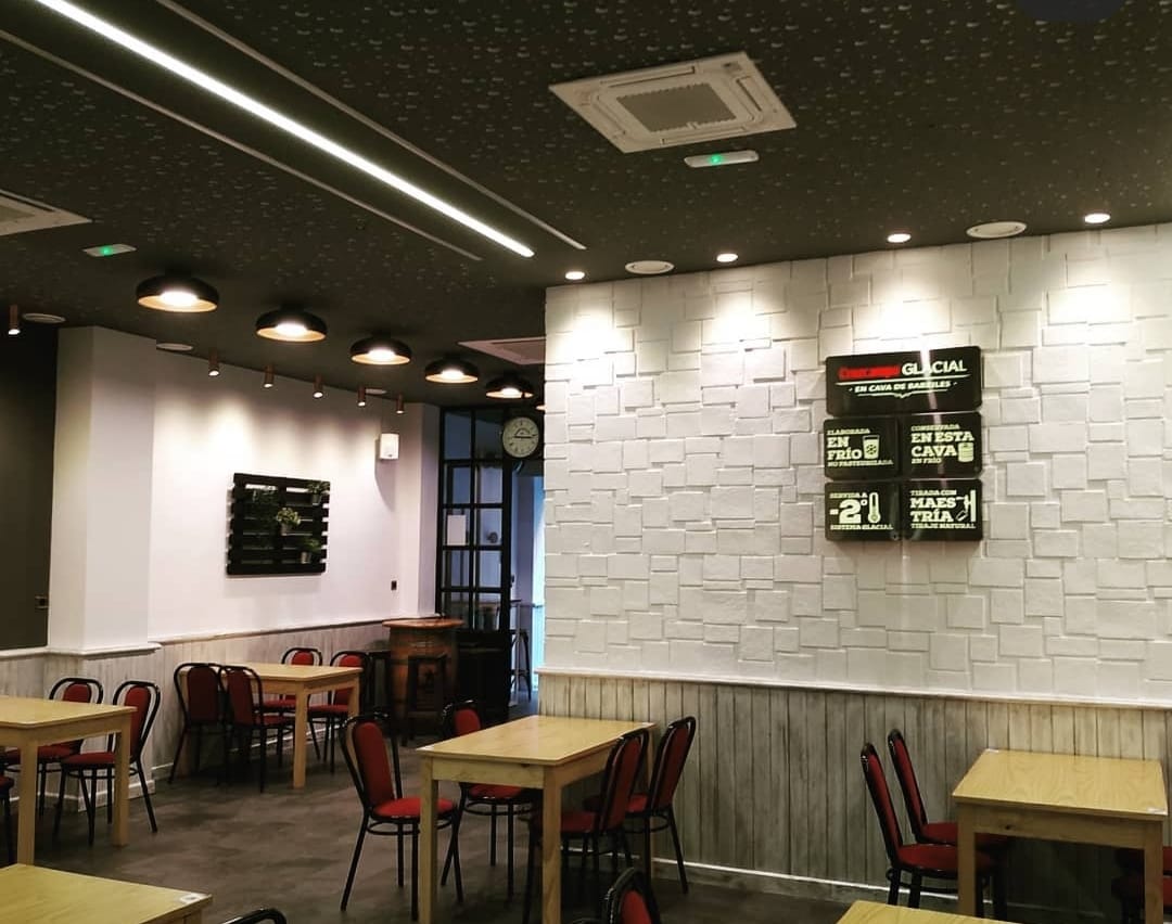 ¡Nos encanta cómo ha quedado Restaurante Abrehui tras la reforma!👍
Esa pared tiene encanto🤩

#Bevald #Cerveza #Jaén #Hostelería #FuerzaBar