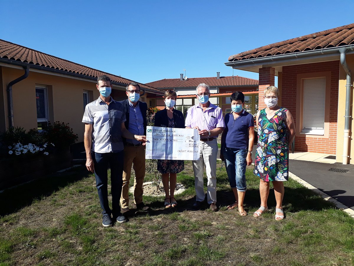 Grâce aux fonds de solidarité du <a href="/Credit_Agricole/">Groupe Crédit Agricole</a> #Tousmobiliséspournosaînés, une nouvelle remise de chèque a eu lieu dans l'Ain par la Caisse locale de #Coligny à la Marpa de St Etienne du Bois. #HistoiresDeSolidarites 👇