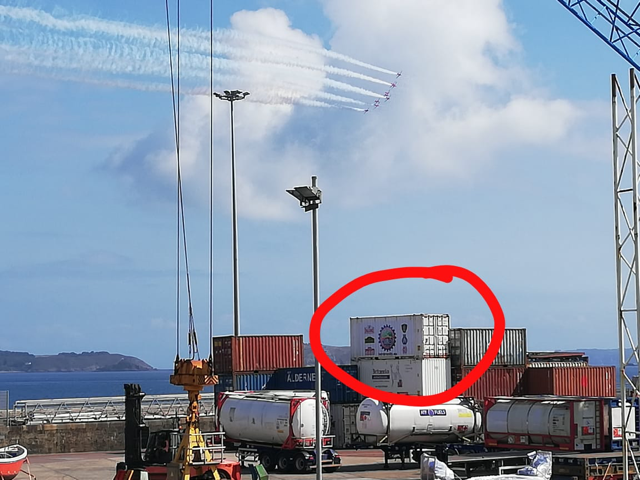 Leatherbarrows1's tweet photo. An eagle-eyed Heroes rally competitor spotted our mutually branded Britannia Leatherbarrows container, as the Red Arrows flew over Guernsey docks yesterday. Many thanks for sending us this pic #redarrows #heroesrally #britanniamovers https://t.co/GLmUQEGJdM