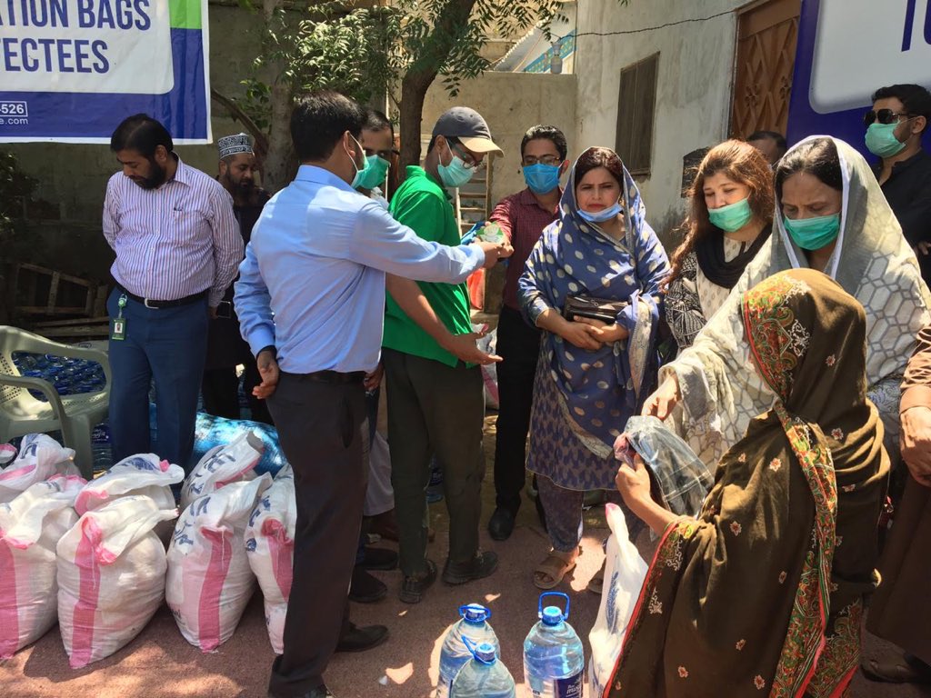 ShahidaRehmani's tweet photo. الحمدللّٰہ
A day ago, rations were distributed to 400 families in Yousof Goth and even today, rations are being distributed to 400 families among the people of Yusouf Goth.  I am grateful to @KElectricPk and the @KBZFoundation for helping our people in this difficult time. https://t.co/aZWjY6scEH