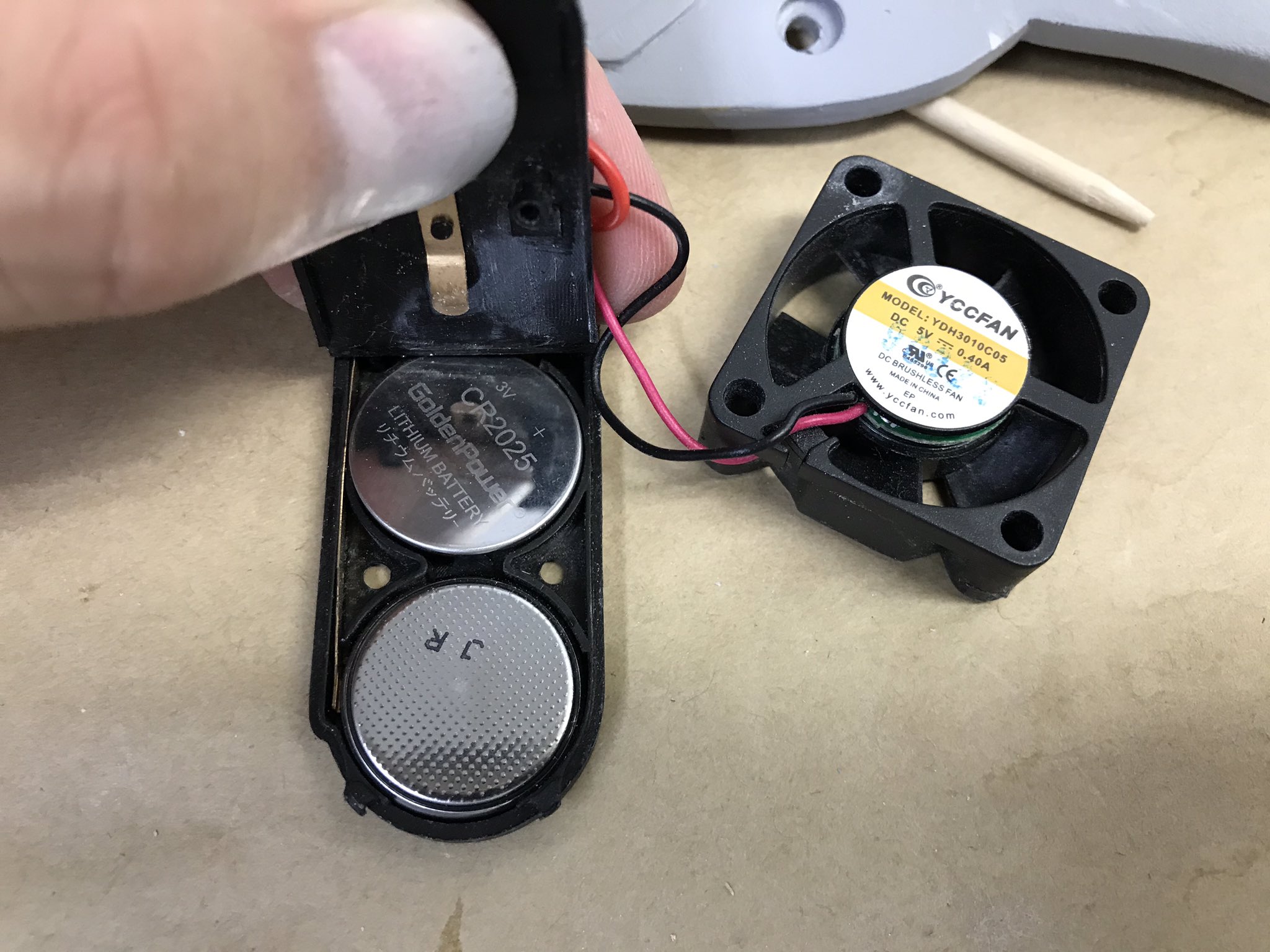 Bellworkshop 電気工作に詳しい方 教えて頂けますでしょうか これ どうでしょうか ５vのファンと３vのボタン電池2個です 問題ありませんか ほかに何か小型で量産可能なよい案などありましたら是非教えてほしいです 配線とかもやったことないので