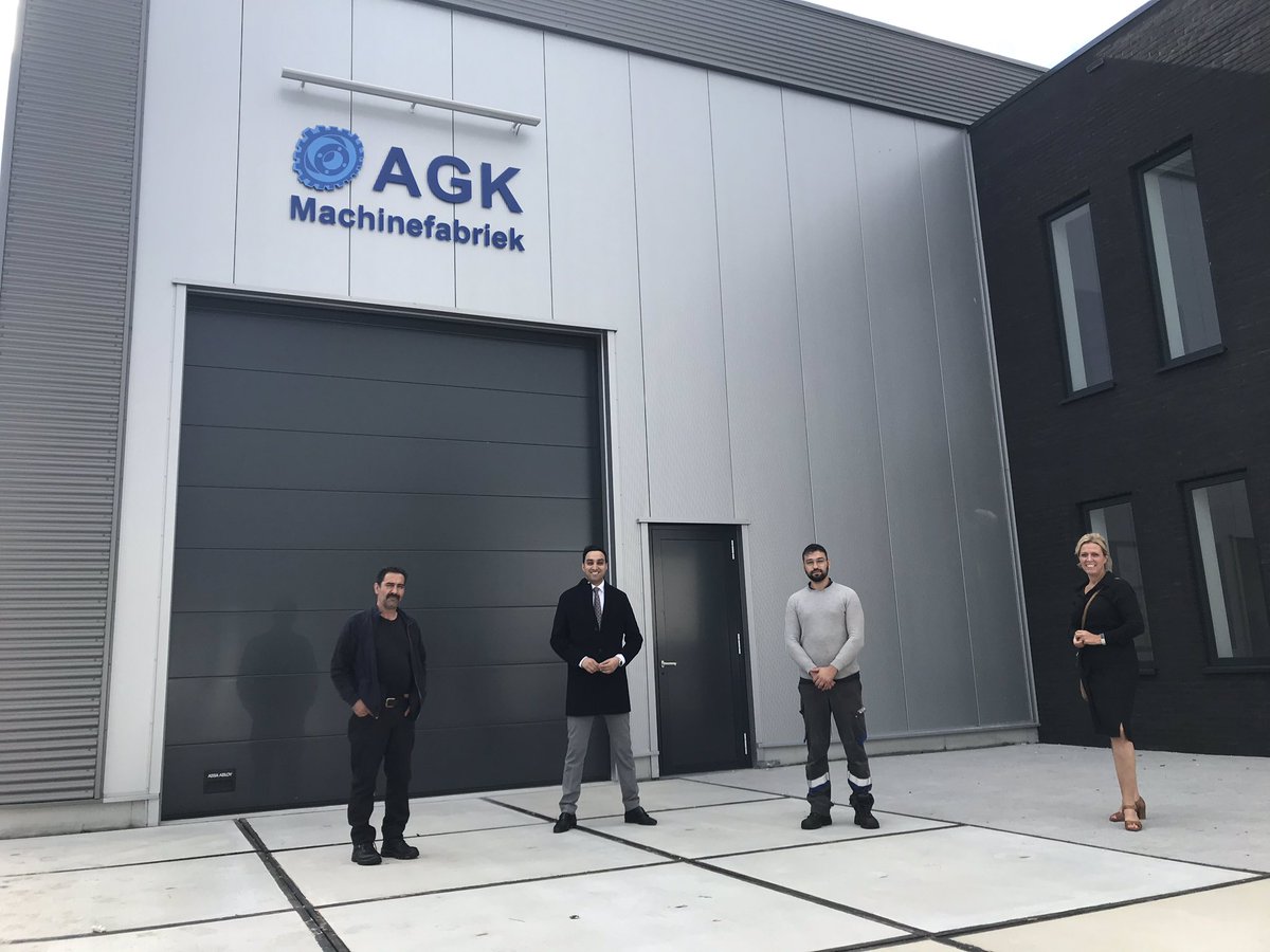 Nieuw pand AGK Machinefabriek aan De Gheynstraat. Vader en zoon Gözel tonen nieuwbouw trots aan wethouder <a href="/minhas_fahid/">Fahid Minhas</a> en projectleider <a href="/LiesbethRoeles/">Liesbeth Roeles</a> . Mooie ontwikkeling in <a href="/SchieDistrict/">SchieDistrict</a>!