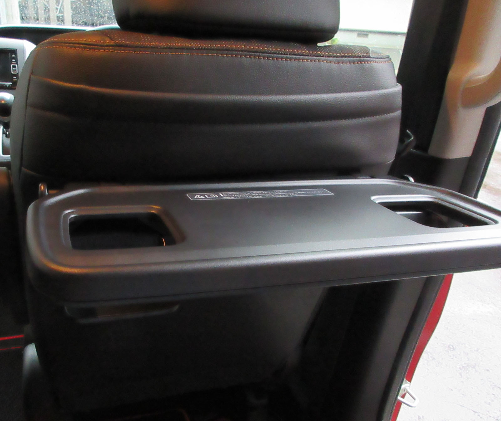 Takuya フリード クロスター後部座席用シートバックテーブル取り付け完了 シートカバーが中途半端な所までしかめくれないから作業大変だったわ 左側はまた今度