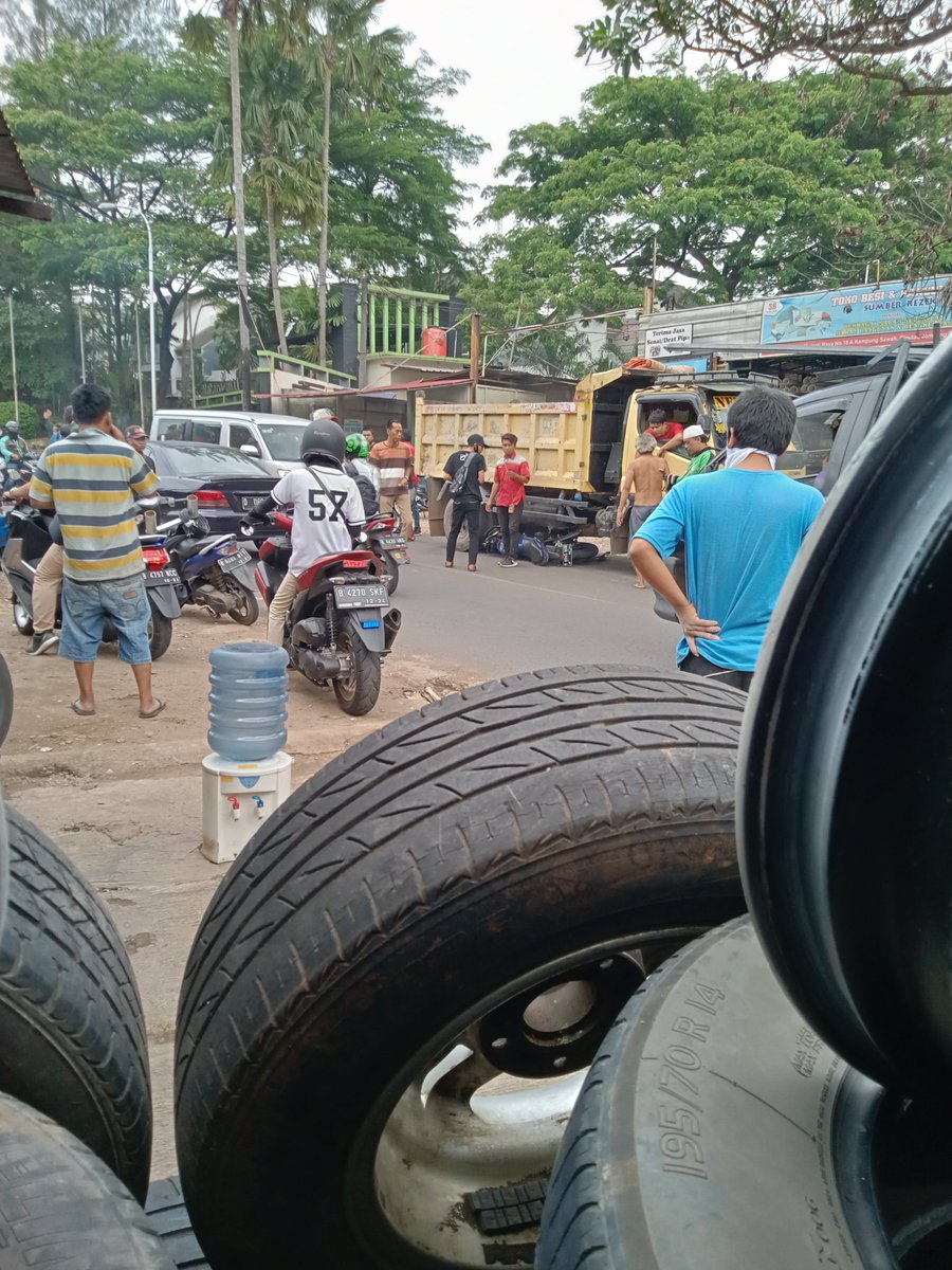 Lagi nyanta diwarung, tbtb terdebgar suara grasak grusuk yang berasal dari sebuah motor yg terlindas truk. Orgnya slamet ko