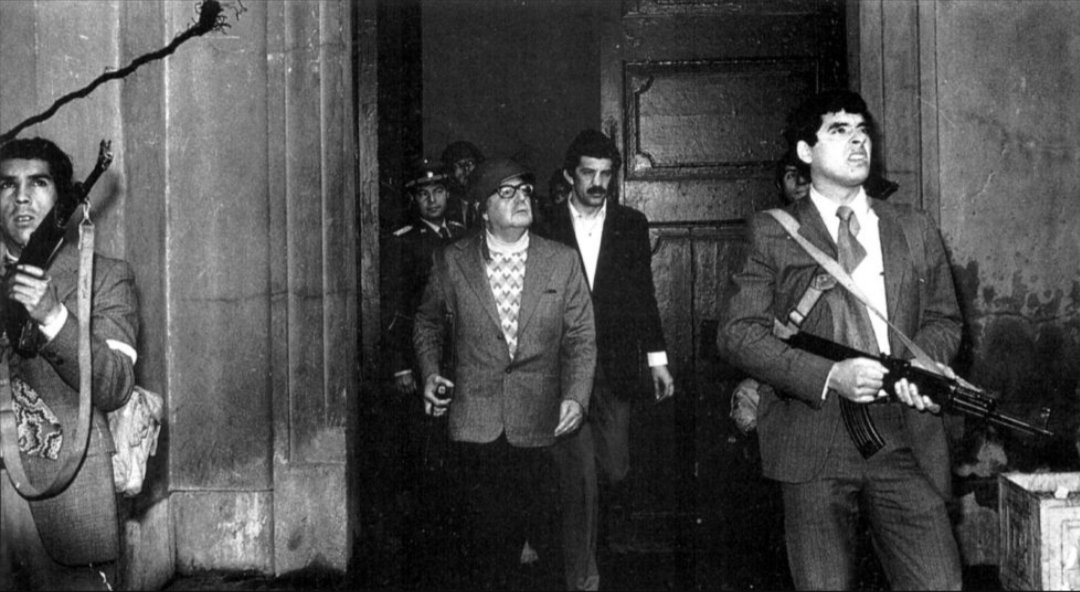 ArantxaTirado's tweet photo. El 11 de septiembre de 1973 se ejecutó el golpe de Estado contra el gob de la Unidad Popular, cuyo resultado inmediato fue el asesinato de Salvador Allende, la desaparición y asesinato de miles de militantes y el exilio de otros tantos, para abortar la vía chilena al socialismo. https://t.co/taoS3WjWO1