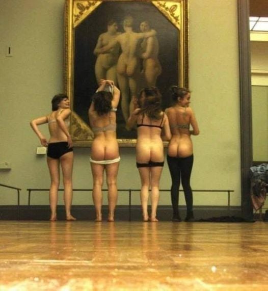 AnnaMar49841121's tweet photo. 😂😂😂😂😂😂Réponse au musée d'orsay (qui avait refusé l'entrée du musée à une femme à cause de son décolleté "plongeant") https://t.co/5drq2hsEeu