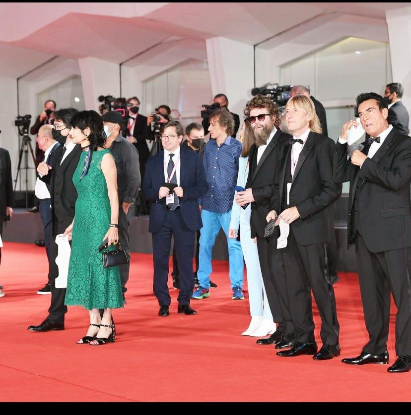 Sul RED CARPET della Mostra del Cinema di Venezia @la_Biennale per il mio nuovo film “#Extraliscio. Punk da balera”. @giornate #Venezia77acorsin Presto nelle sale. Con @eugenio_lio, Mirco Mariani, Moreno Conficconi, Mauro Ferrara, Antonio Rezza @rezzamastrella.