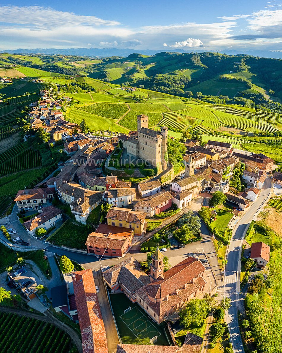 The Vineyard Landscape of Langhe-Roero and Monferrato, a paradise for nature, wellness and good wine enthusiasts 👉 bit.ly/Langhe-Roero_a… #traveltoitaly @torinopiemonte @visitLMR 📷 IG mirkocostantiniphotography