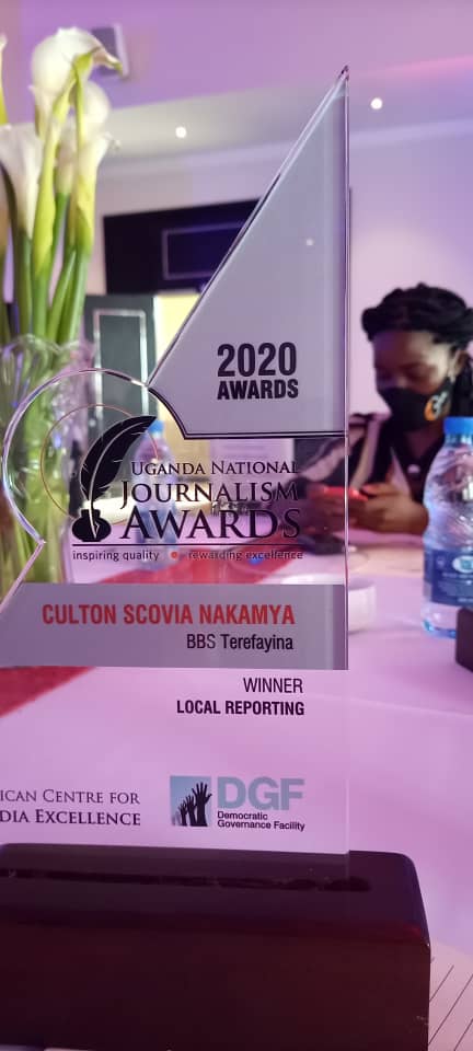 bbstvug's tweet photo. Munnamawulire waffe @CultonScovia awangudde engule ya Munnamawulire asinze okusaka eggulire erikwata ku bantu. Emboozi emuwanguzza ye y'eddwaliro lya Nakaseke elyalina ekizibu ky' amazzi ate nga lyarina okulongoosaabantu, engule Nakamya awangudde ya mpaka za #ACMEAwards2020 https://t.co/Wl518Vohmh
