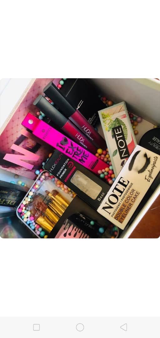 لبوكسات الميكب والهدايا التواصل دي ام 😍