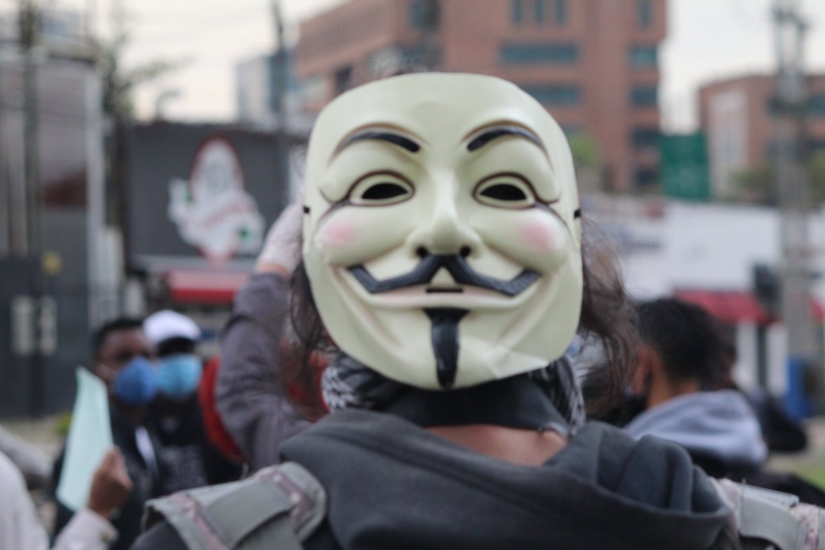 There was some redecorating of shields and some skirmished before ESMAD (the riot squad) lost their patience and attacked a bunch of young womenBRAVE!