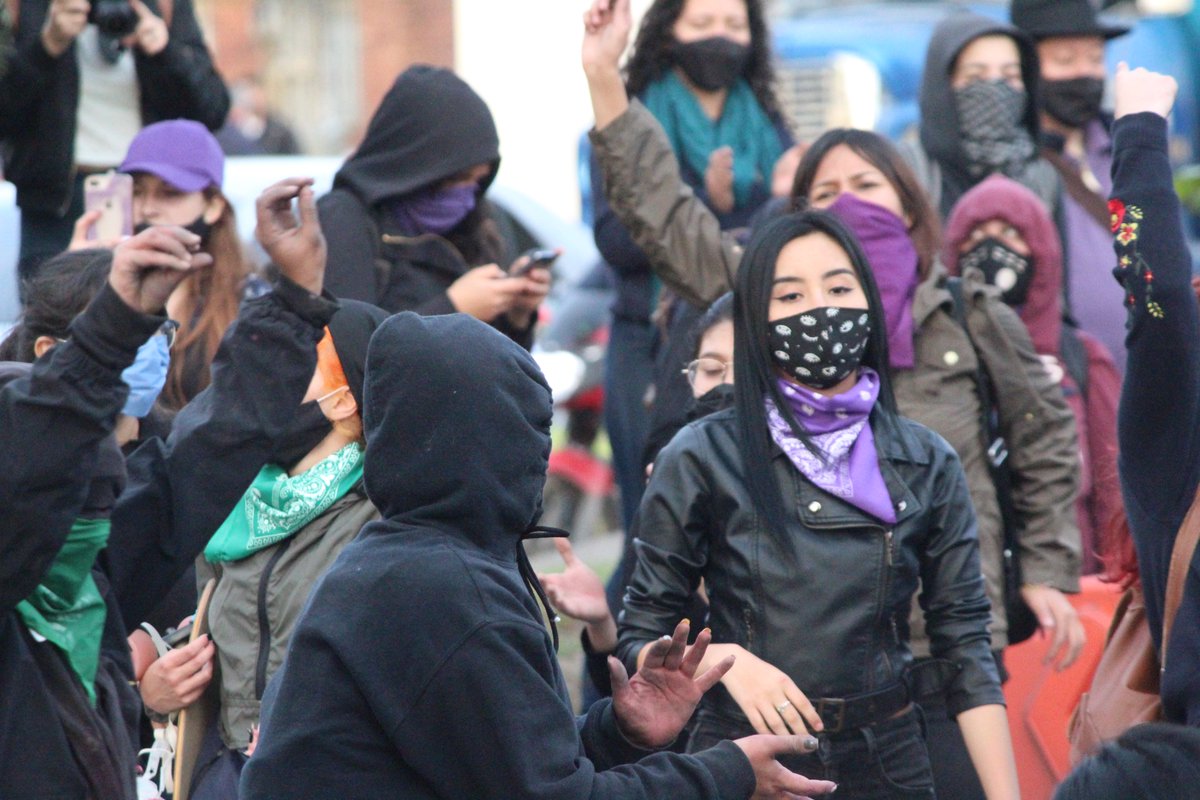 There was some redecorating of shields and some skirmished before ESMAD (the riot squad) lost their patience and attacked a bunch of young womenBRAVE!