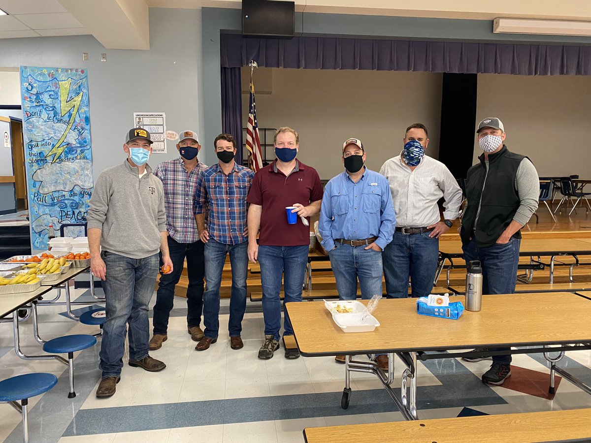 MaureenJamail's tweet photo. We so appreciate how our PTA spoiled us today! Watch DOGS breakfast and WSE masks! Thank you parents! ♥️ #iamwses #iamdsisd #WalnutStrong #BetterTogether https://t.co/EDYp2ukvBK