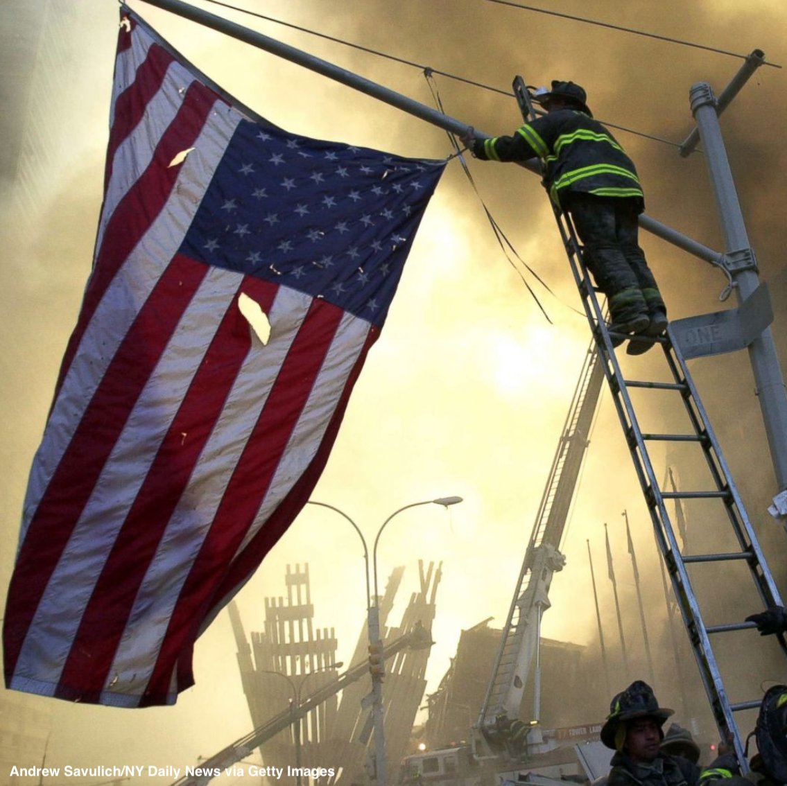 🇺🇸 IMAGE DU JOUR : Un pompier de #NewYork déposant un drapeau américain près des ruines encore fumantes des #TwinTowers, qui se sont effondrées suite à l'attaque terroriste du #11septembre2001. L'Amérique se souvient, 19 ans après. (ABC) #September11 #911neverforget